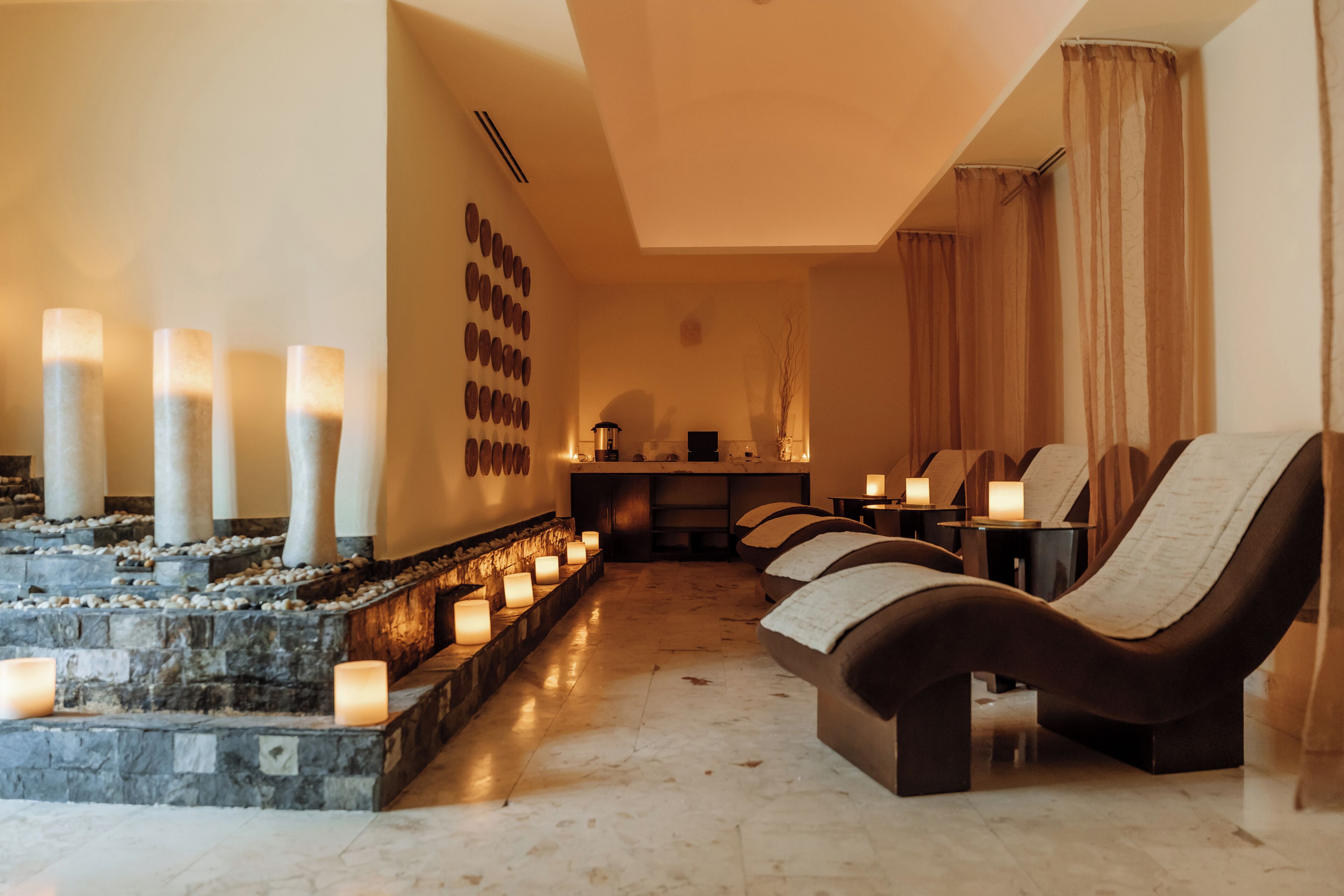 Couples treatment room(s), sauna, hot tub, steam room