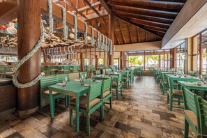 6 restaurants, spécialités Cuisine internationale