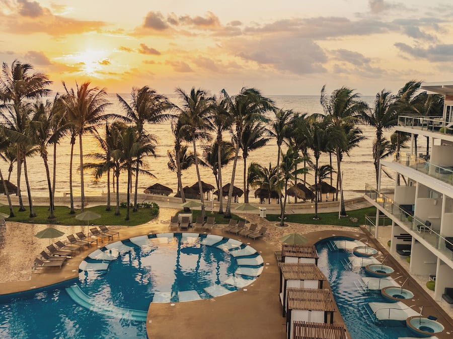 Plage, sable blanc, parasols, serviettes de plage
