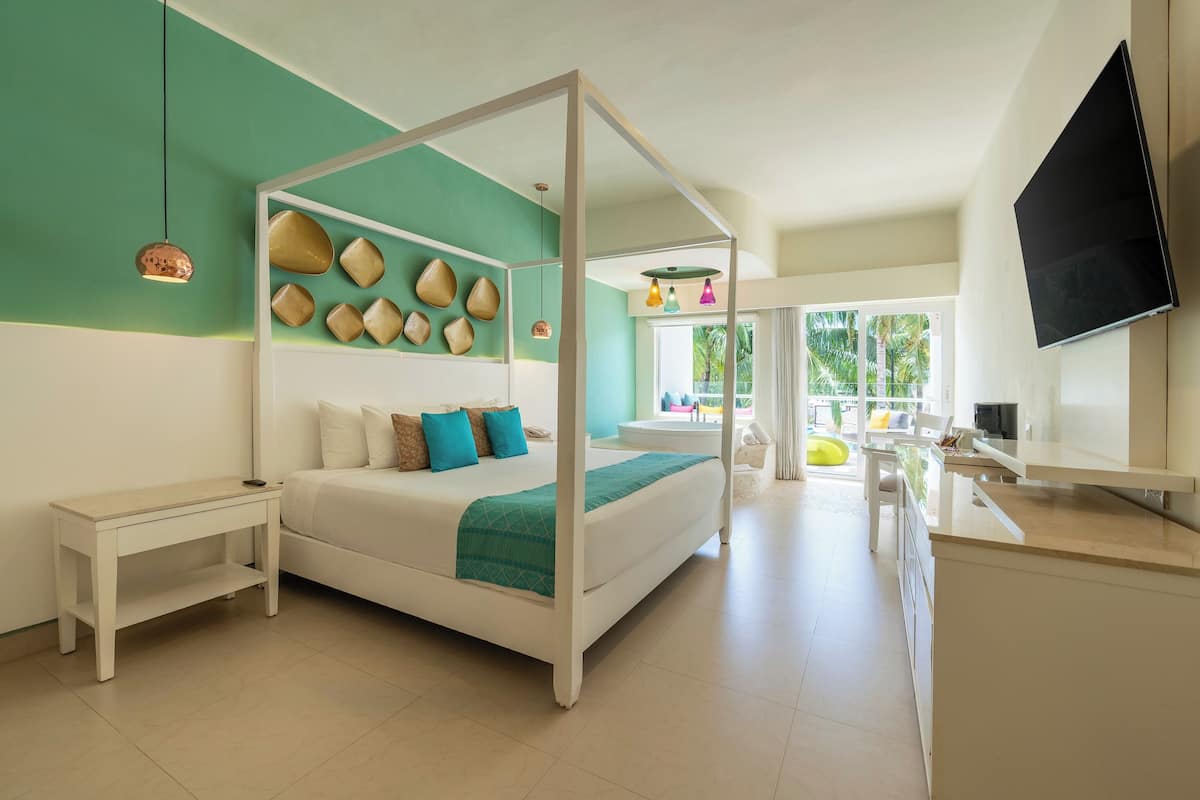 Premium bedding, down duvets, free minibar, in-room safe