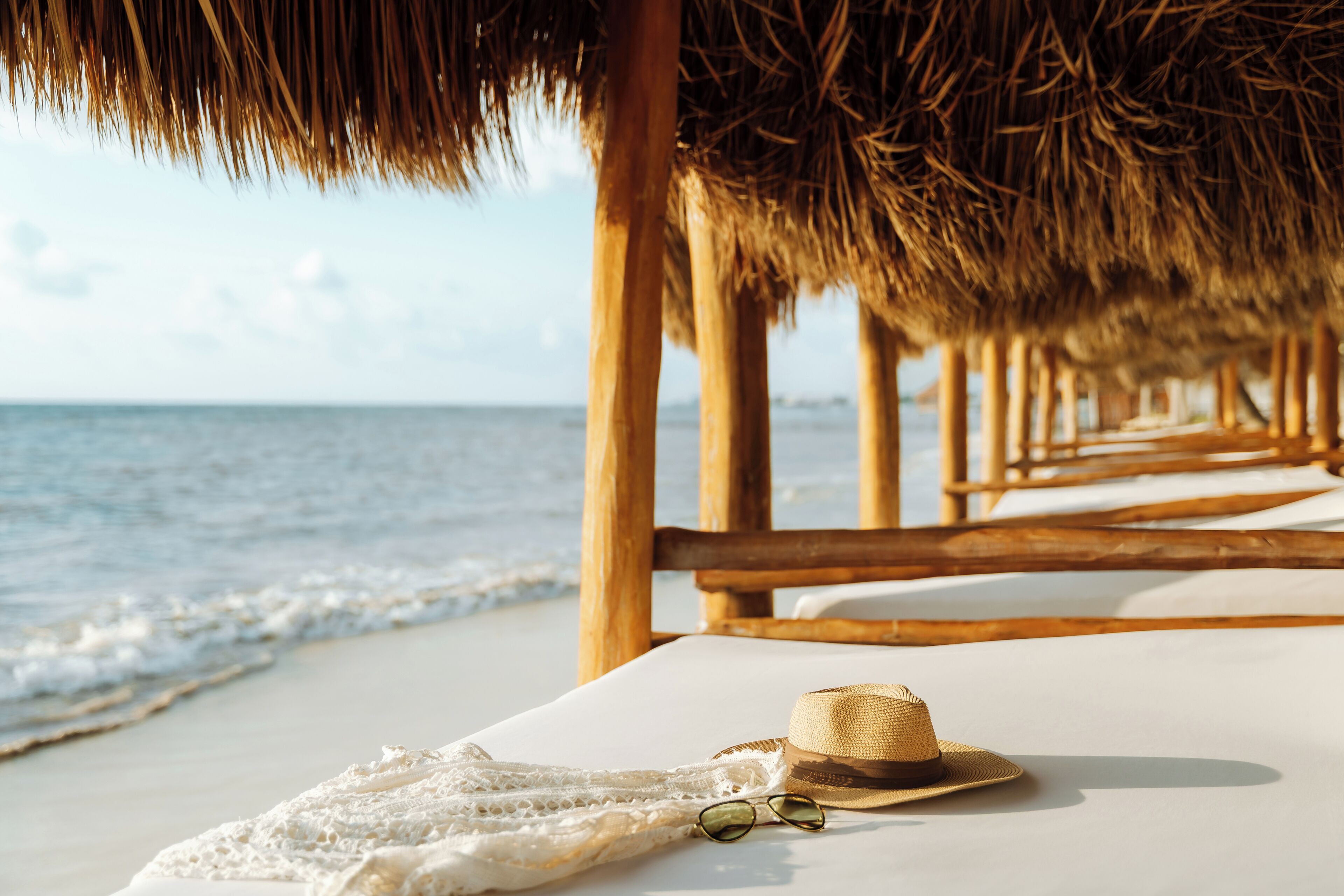 Aan het strand, wit zand, parasols, strandlakens