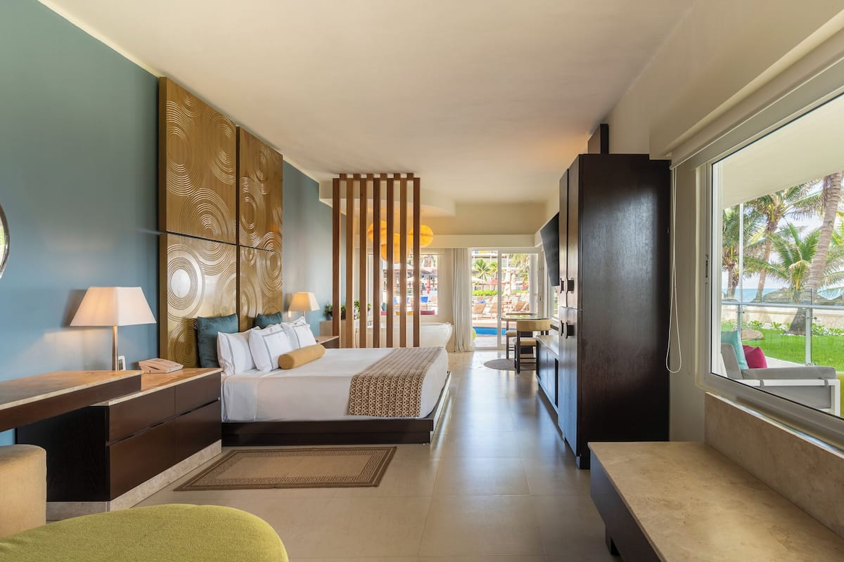 Premium bedding, down duvets, free minibar, in-room safe