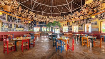 6 restaurants, international cuisine