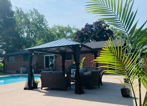 Pool - Private home, hot tub, in-ground pool, vineyard views. (Niagara-on-the-Lake)