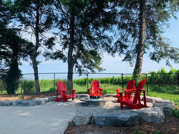 Terrace/patio - Private home, hot tub, in-ground pool, vineyard views. (Niagara-on-the-Lake)