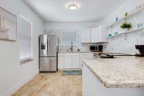 Fridge, microwave, oven, stovetop - Spacious 1 Bedroom Apartment, Steps from the beach (Hollywood)