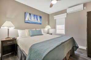 2 bedrooms, iron/ironing board, WiFi - Cozy Two Bedroom Apartment, Steps from the beach (Hollywood)