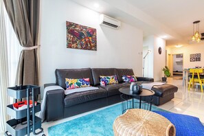 Living area - Sleeps 6 Near Bukit Jalil Fiber Long Short Stay (Kuala Lumpur)