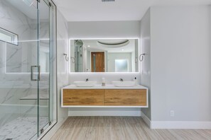 Douche, sĂšche-cheveux, serviettes fournies, savon