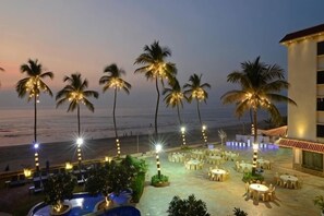 Outdoor dining - Sun-n-Sand Mumbai Juhu Beach (Mumbai)