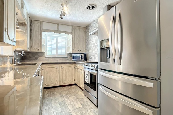 Frigorifero, microonde, forno, piano cottura