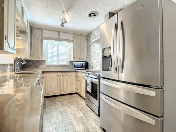 Fridge, oven, stovetop, dishwasher