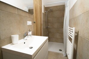 Douche, articles de toilette gratuits, sèche-cheveux, bidet
