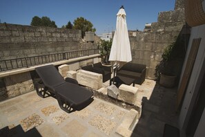 Unclassified image, 5 of 31, button