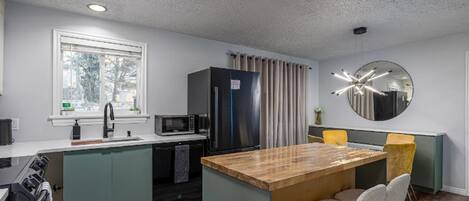 冷蔵庫、電子レンジ、オーブン、コンロ