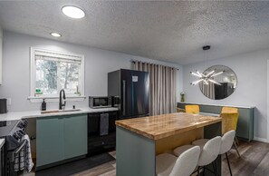 Refrigerador, microondas, horno y parrilla de estufa