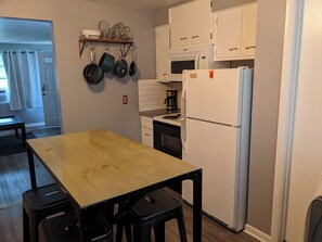 Fridge, microwave, oven, stovetop - Cozy Duplex near K-State  (Manhattan)