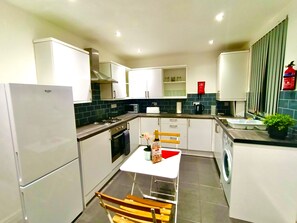 Fridge, microwave, oven, stovetop - Liverpool 4-Bed Home • Sleeps 18 • Free Parking (Liverpool)