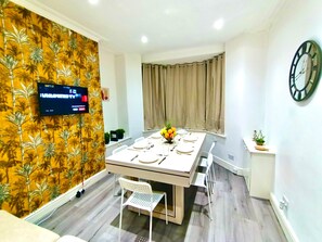 Dining - Liverpool 4-Bed Home • Sleeps 18 • Free Parking (Liverpool)