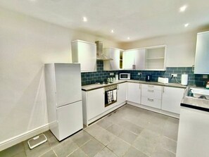 雪櫃、微波爐、焗爐、爐具