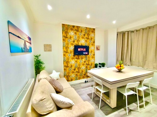 4 Bedroom House in Anfield, Pool Table, Sleeps 18