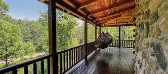 NEW! Luxe Dog-Friendly Cabin~Hot Tub~Game Room