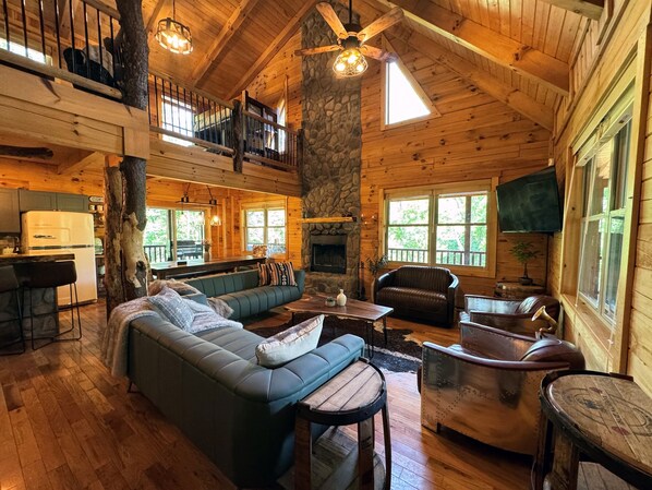 Smart TV, fireplace, music library, stereo - Lux Dog-Friendly Cabin~Hot Tub~Game Room~Huge Deck (Logan)