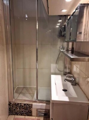 Shower, towels, soap, shampoo