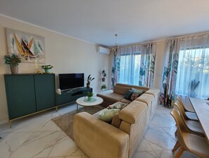 Smart-tv, videospelletjes, een dvd-speler en boeken