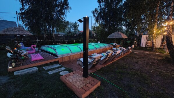 Outdoor spa tub