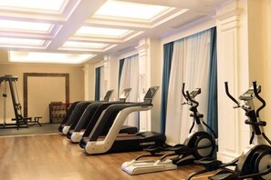 A gym with treadmills, stationary bikes, and a rowing machine. - Huayun Hotel (Yushan)
