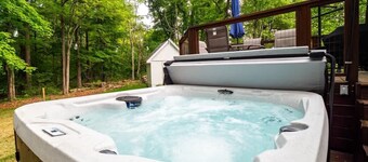 Akron retreat with hot tub & game room - sleeps 10