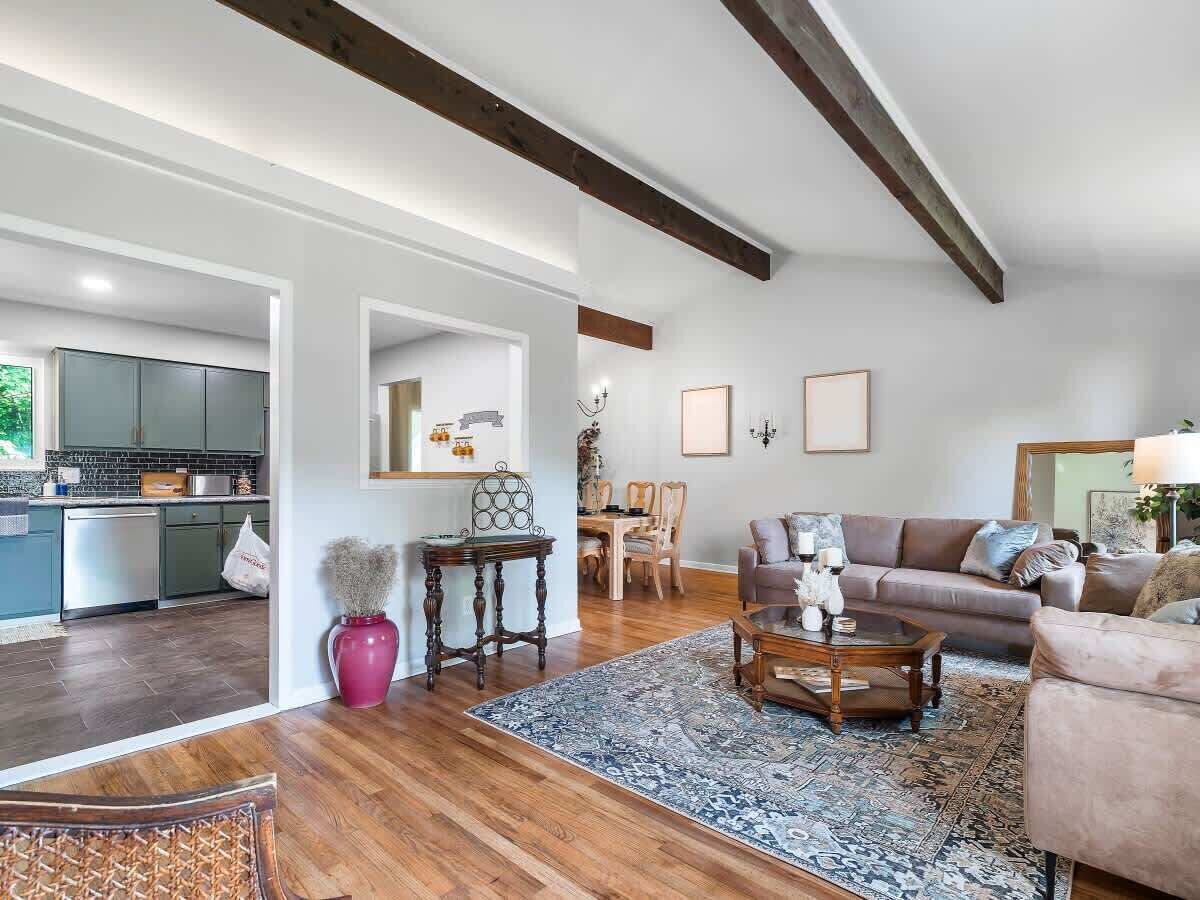 Smart-TV, Videospiele, Tischfußball, Arbeitsbereiche