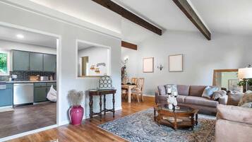 Smart-TV, Videospiele, TischfuĂball, Arbeitsbereiche