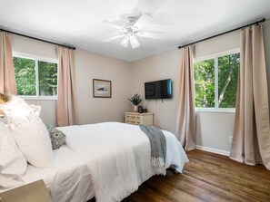 4 slaapkamers, een strijkplank/strijkijzer, reisbedje, gratis wifi