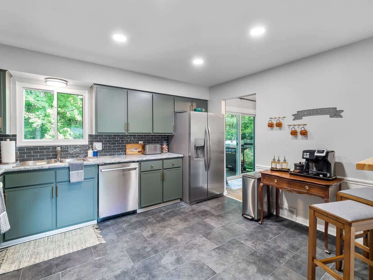 Kjøleskap, mikrobølgeovn, ovn og kokeplater