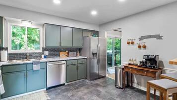 Kjøleskap, mikrobølgeovn, ovn og kokeplater