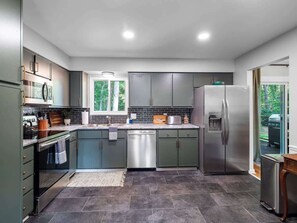Fridge, microwave, oven, stovetop - Hot Tub - Arcade - Sleeps 10 - Akron (Akron)