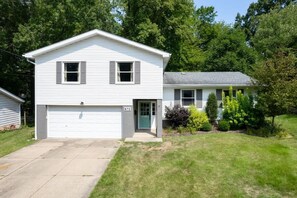 Exterior - Akron retreat with hot tub & game room - sleeps 10 (Akron)