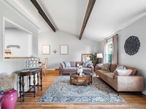 Téléviseur connecté, jeux vidéo, table de baby-foot, bureau