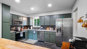 Geladeira, micro-ondas, fogão, cooktop