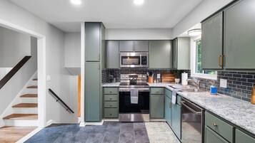 Geladeira, micro-ondas, fogão, cooktop