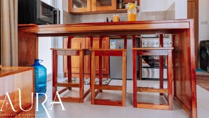 Eine Küche mit Holzausstattung, einer Mikrowelle und einem Toaster.