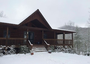 Exterior - Secluded Blue Ridge-Ocoee cabin, FULL porch, fireplace, pool table, pet friendly (Murphy)