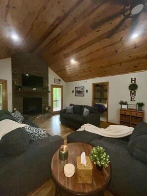 Smart-TV, peis, bordtennis og bøker