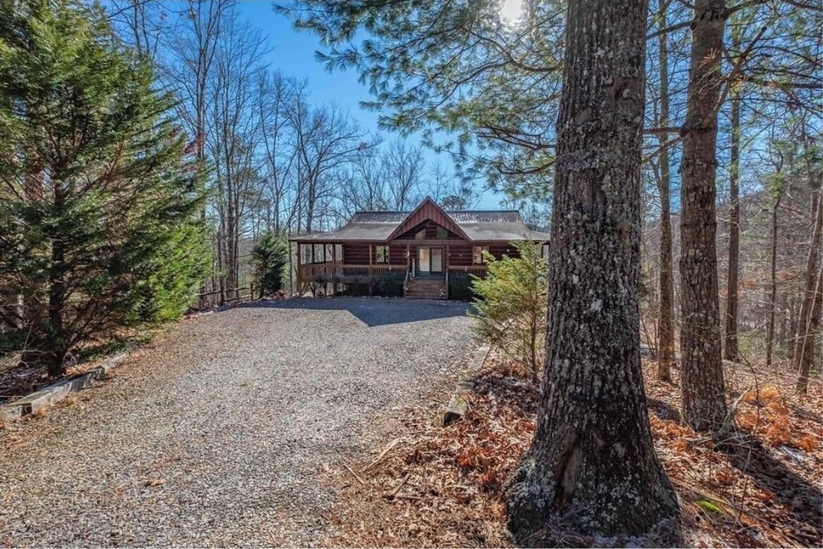 Secluded Murphy NC Mountain cabin, HUGE porch, Blackstone, king bed, pool table