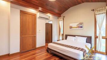 5 bedrooms, iron/ironing board, WiFi, bed sheets