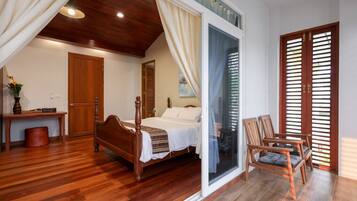 5 bedrooms, iron/ironing board, WiFi, bed sheets