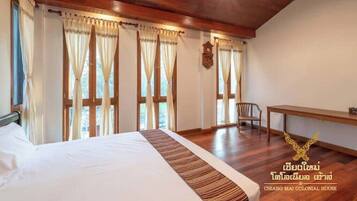 5 bedrooms, iron/ironing board, WiFi, bed sheets