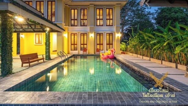 A colonial-style house with a swimming pool, a bench, and a flamingo float. - Chiang Mai Colonial House (Tambon San Phi Suea)